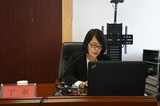 自治区金融局证券保险处副处长丁敏作专题讲座