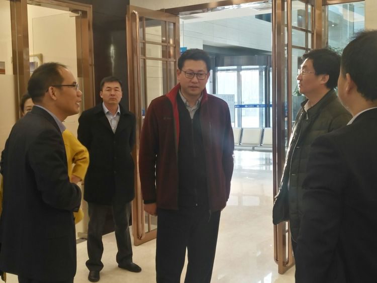 金凤区政府区长赵会勇代表金凤区政府慰问辖区银行