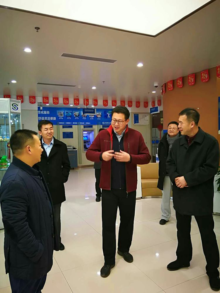 金凤区政府区长赵会勇代表金凤区政府慰问辖区银行
