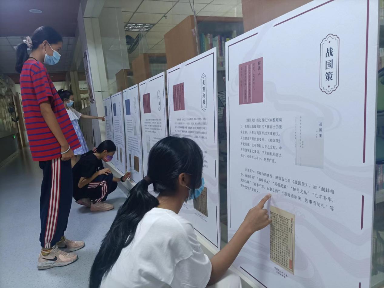图书馆展出1.jpg